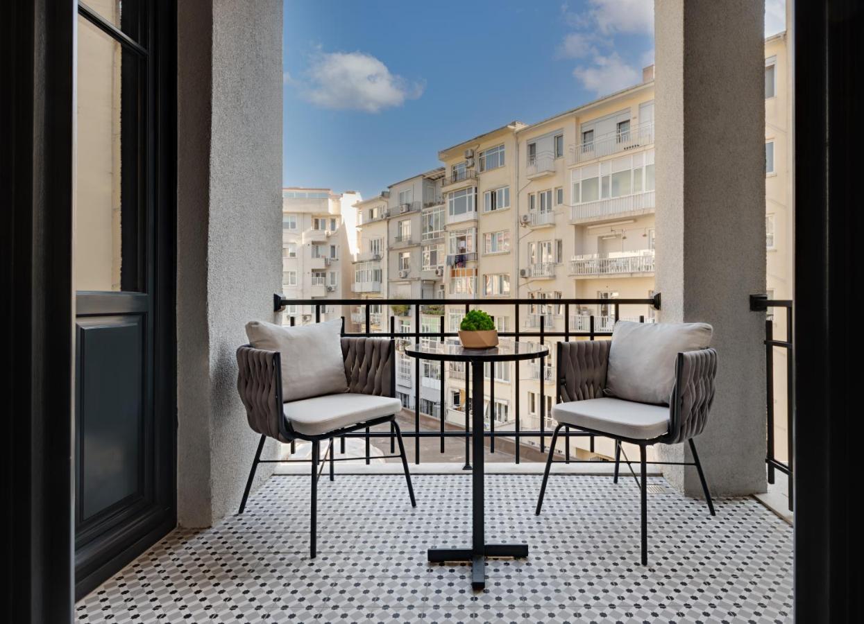 Gleam Collection Hotel Estambul Exterior foto Balcony of a hotel room