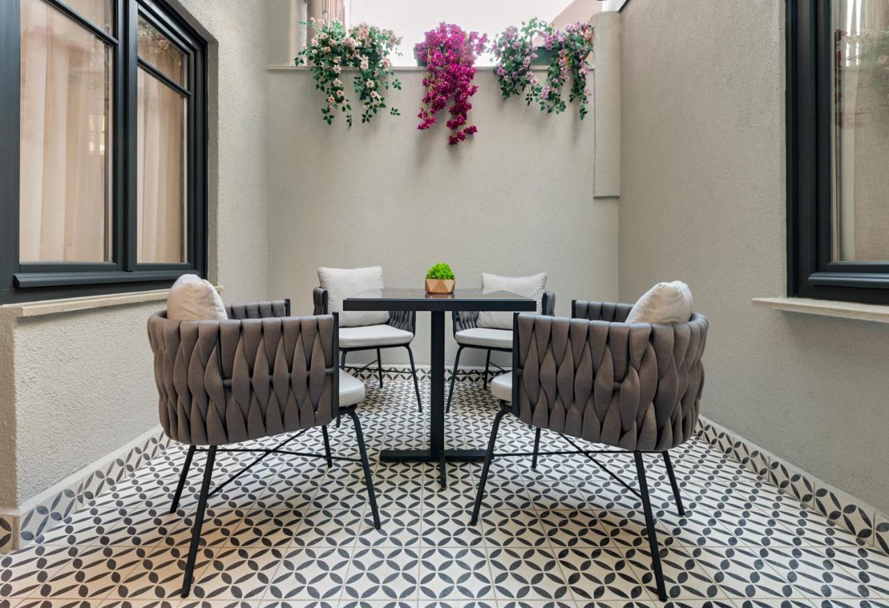 Gleam Collection Hotel Estambul Exterior foto A balcony in a house