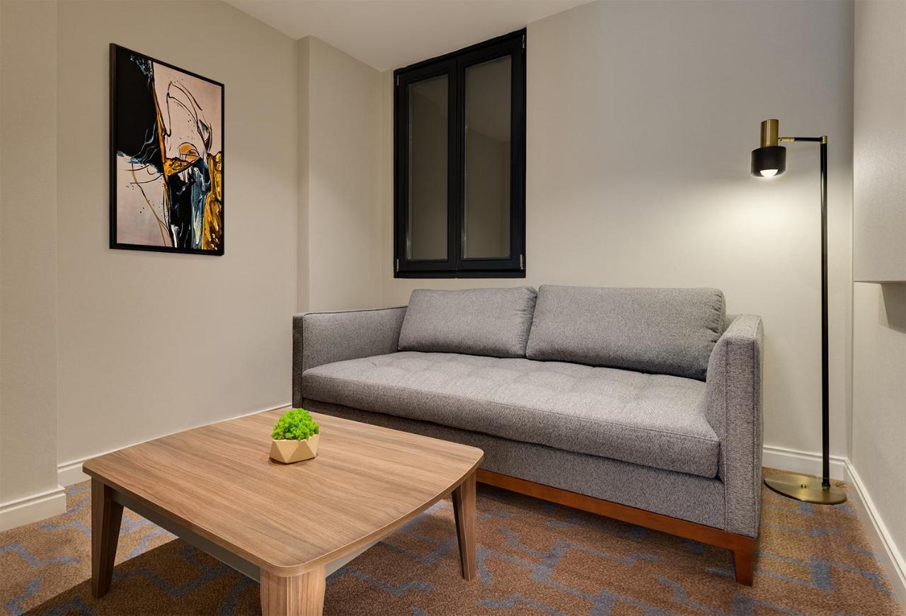 Gleam Collection Hotel Estambul Exterior foto A living room with a sofa