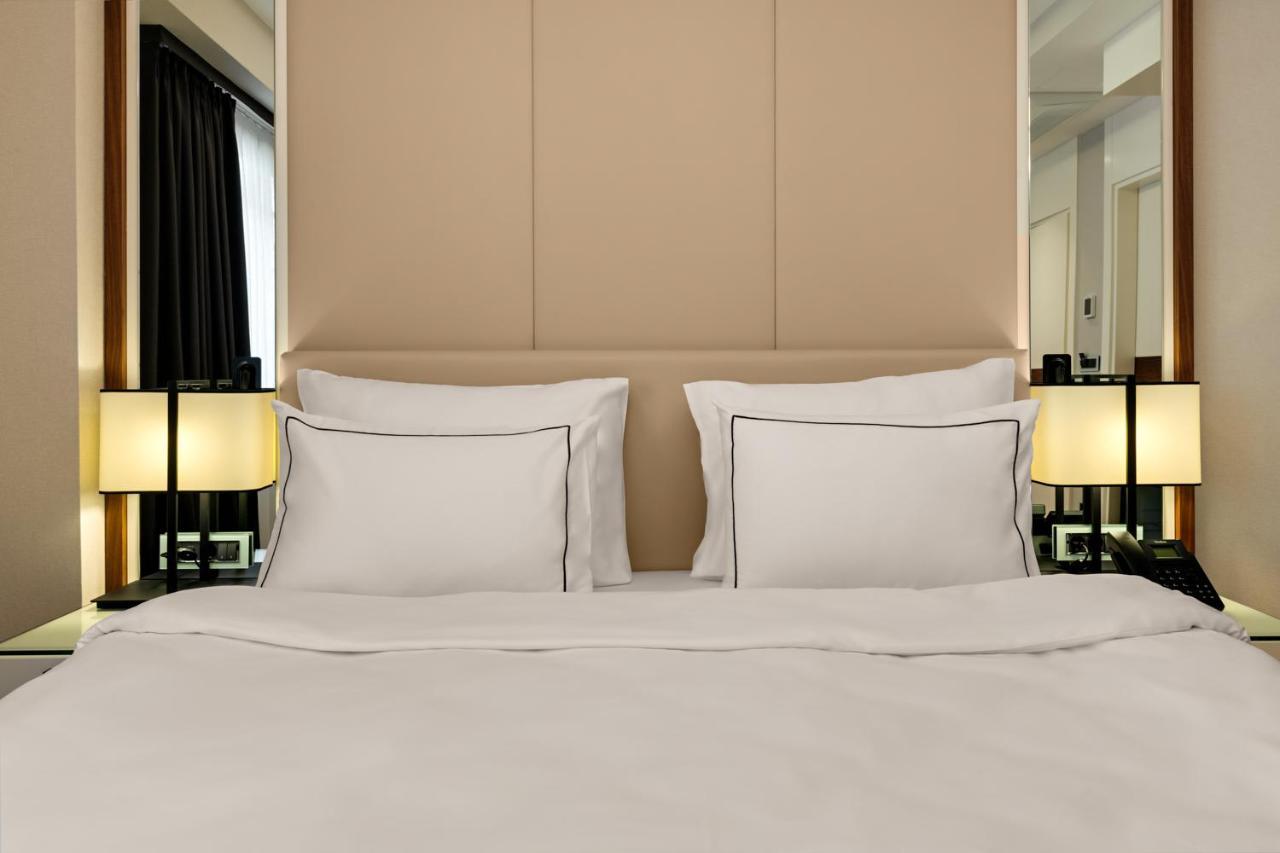 Gleam Collection Hotel Estambul Exterior foto A bed with two pillows